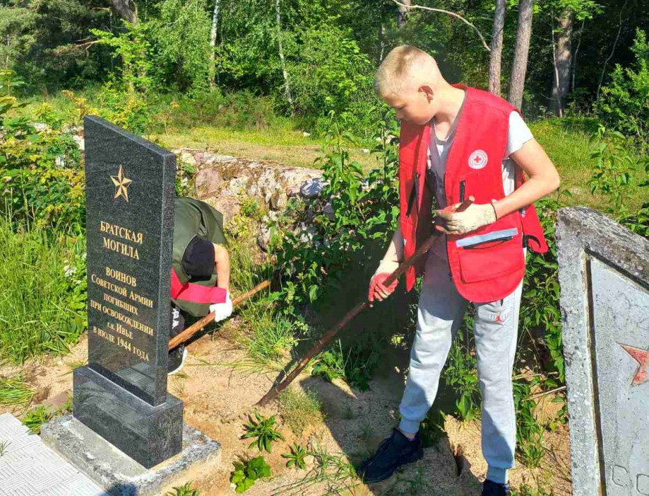 Учащиеся Ивьевского колледжа навели порядок на воинских захоронениях